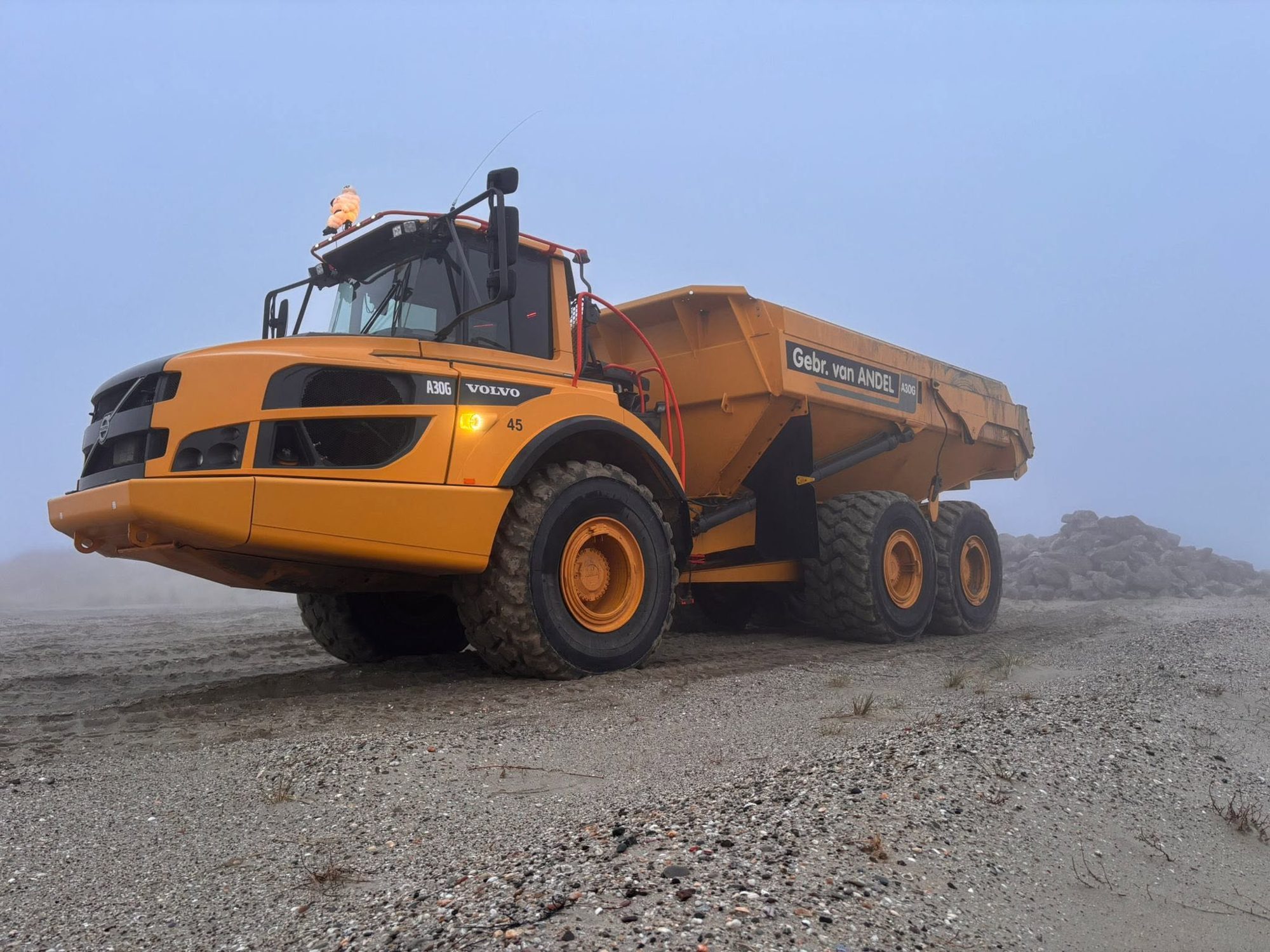 Volvo A30G knikdumper in de mist